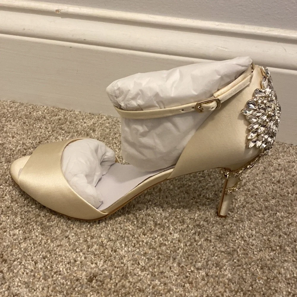 NIB stunning Badgley Mischka Vienna ivory satin shoes. Size 9. - Picture 8 of 15